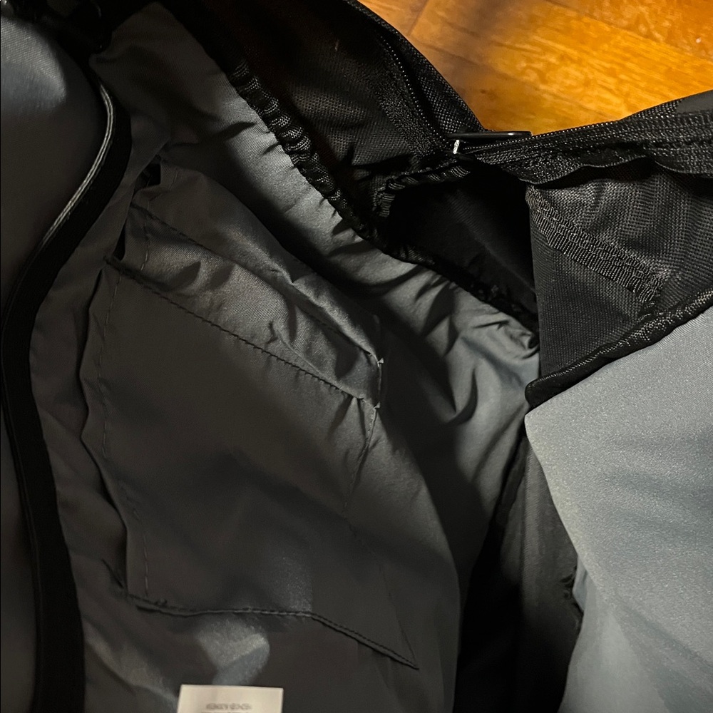 Nike Black and Silver Men's Backpack.  Great straps NWT - Picture 3 of 6